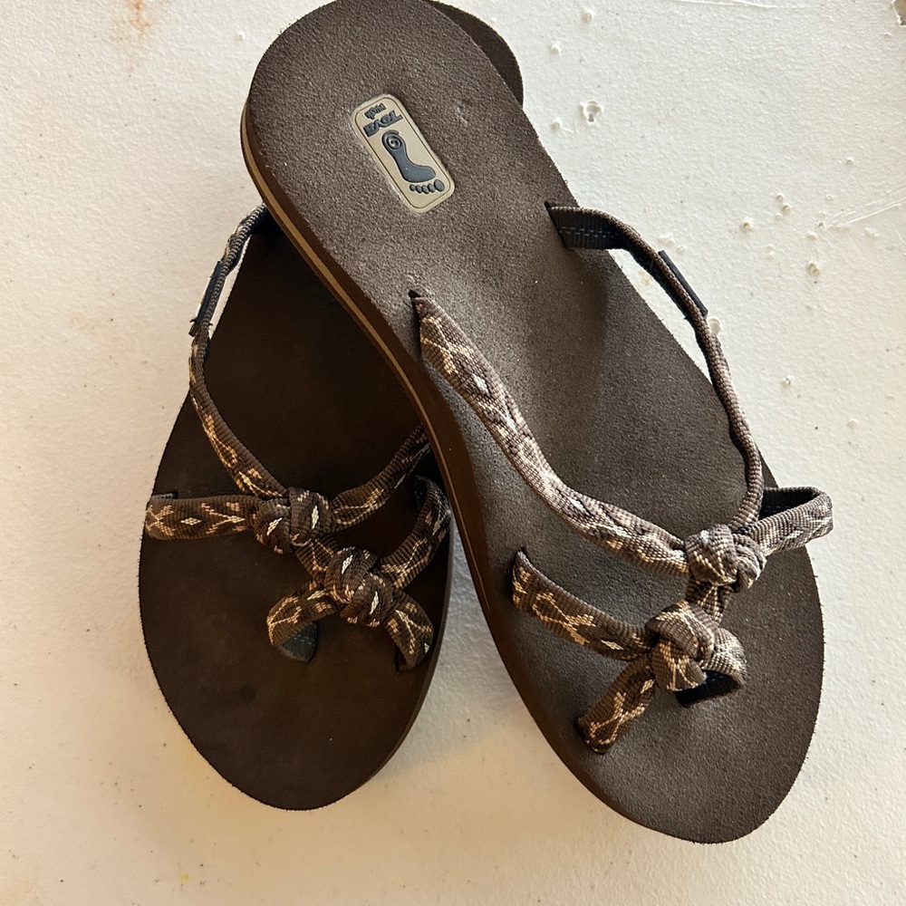Woman’s Teva Olowahu Sandals Size 7 Brand new
